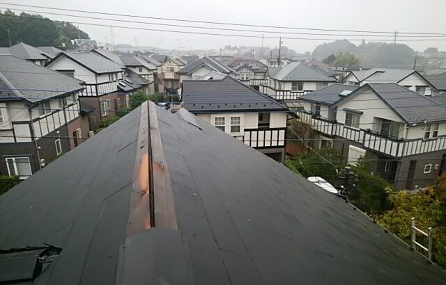 町田市金井で屋根の棟板金が飛ばされていたため現場調査にお伺い致しました。