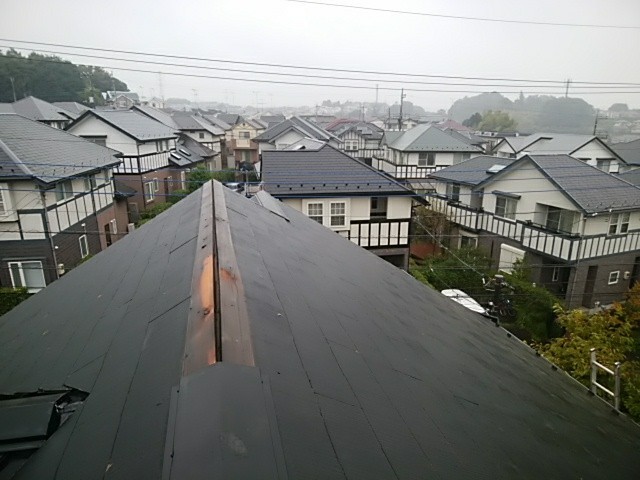 町田市金井で屋根の棟板金が飛ばされていたため現場調査にお伺い致しました。